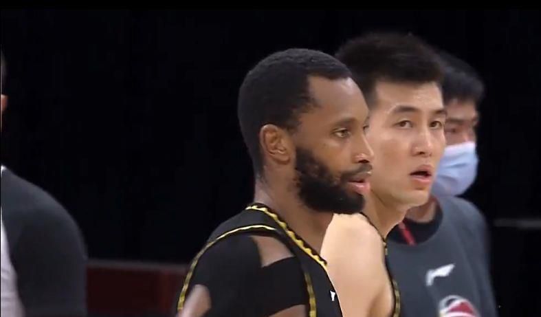 目前阿劳霍与巴萨的合同到2026年到期，违约金10亿欧元。